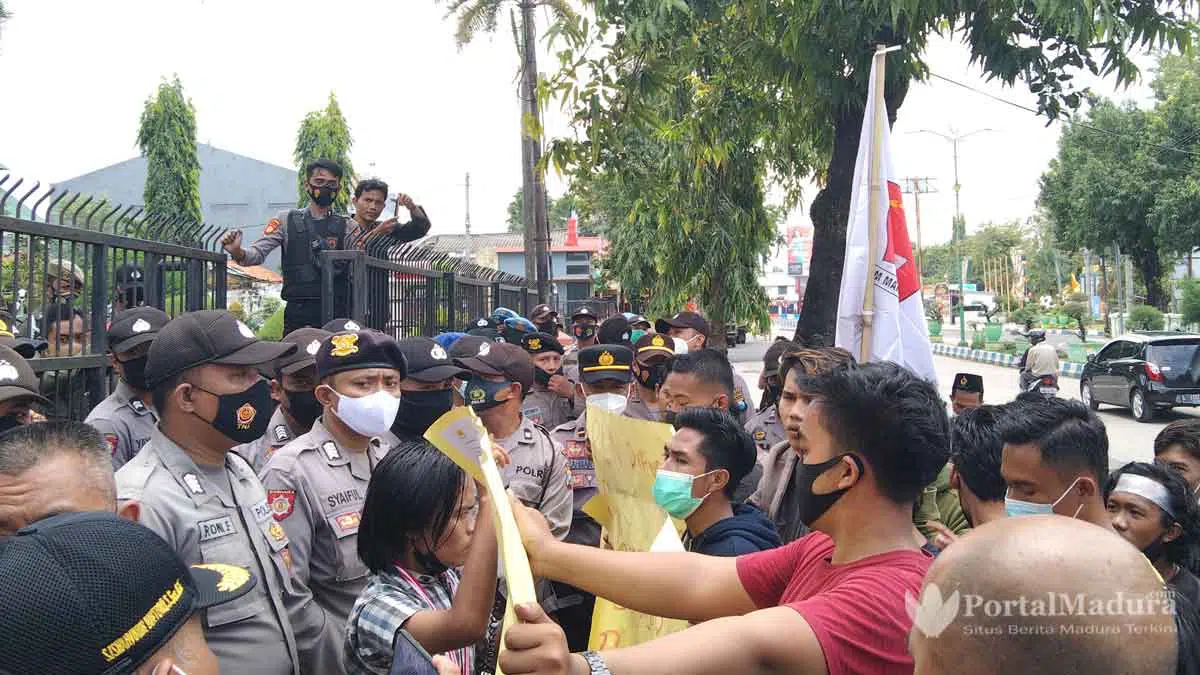 Mahasiswa Kangayan Demo Tuntut Listrik ke DPRD Sumenep