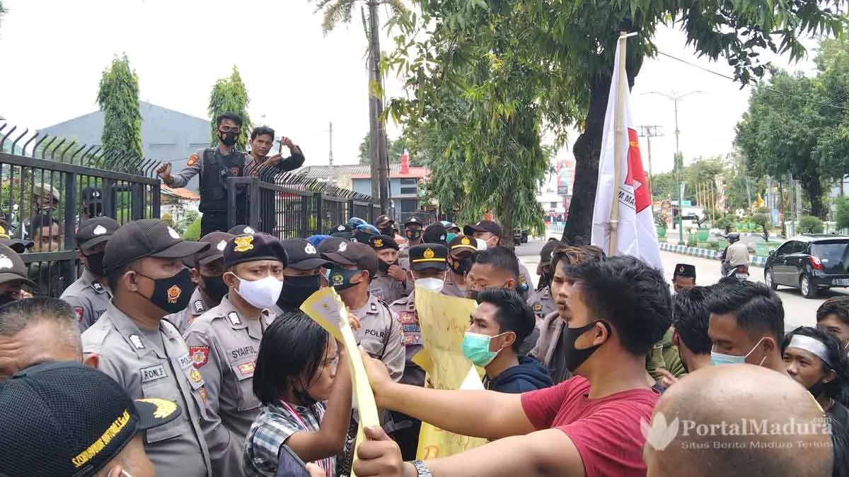 Mahasiswa Kangayan Demo Tuntut Listrik ke DPRD Sumenep
