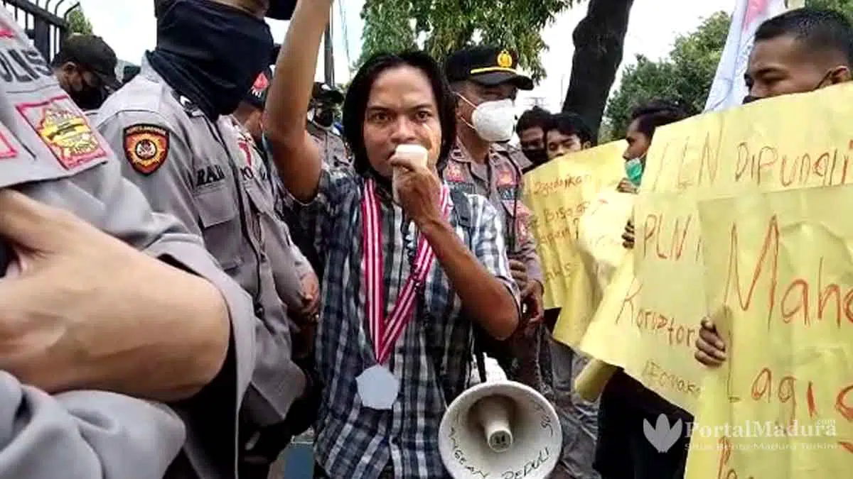 BreakingNews - Mahasiswa Kangayan "Ngeluruk" Kantor DPRD Sumenep