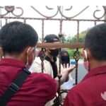 Mahasiswa Segel Pintu Utama Kampus STKIP PGRI Sumenep
