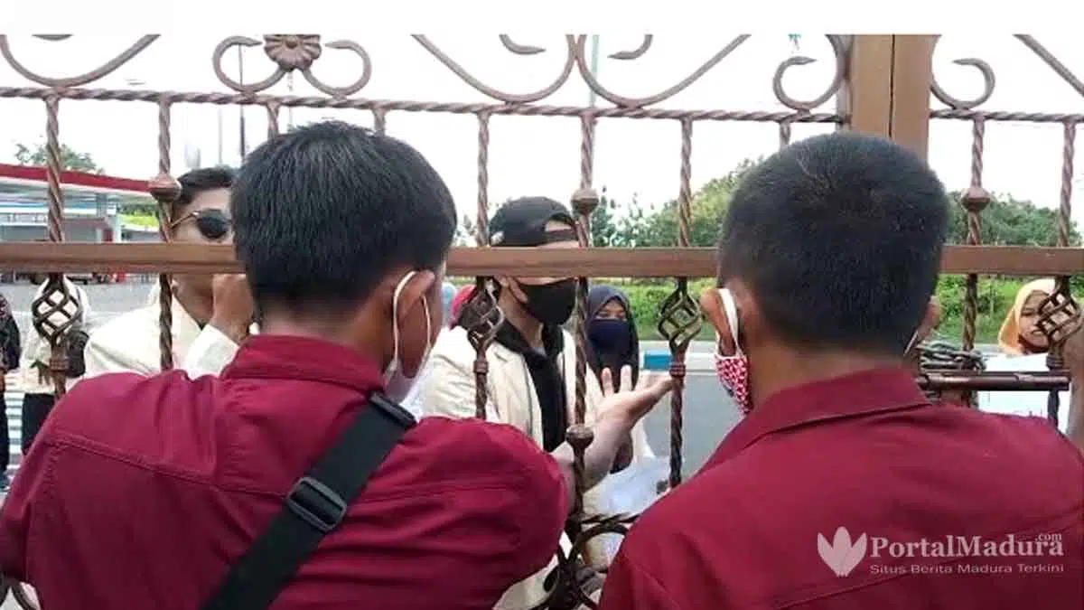Mahasiswa Segel Pintu Utama Kampus STKIP PGRI Sumenep