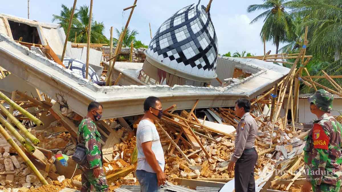 Masjid Ambruk di Sumenep Kesalahan Konstruksi Bukan Bencana Alam