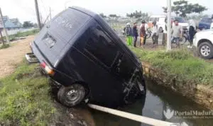 Mobil Carry Nyungsep di Nambakor Sumenep