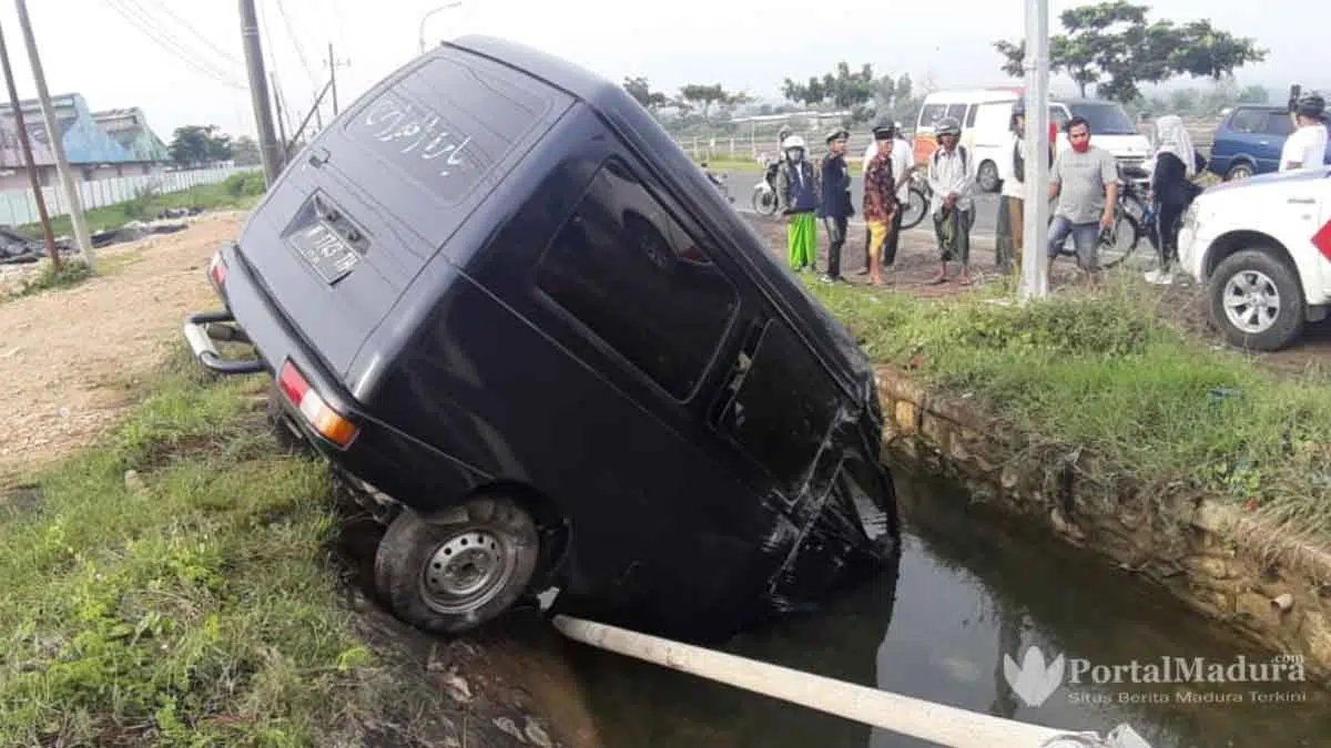Mobil Carry Nyungsep di Nambakor Sumenep