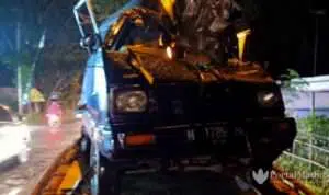Mobil Rombongan Pelayat Tabrak Truk Parkir