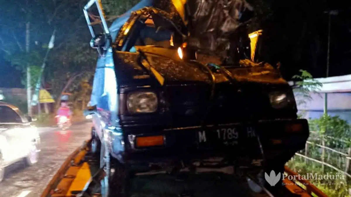 Mobil Rombongan Pelayat Tabrak Truk Parkir