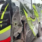 Parkir di Pinggir Jalan, Bus AKAP Dihantam Truk Bermuatan Garam