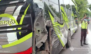 Parkir di Pinggir Jalan, Bus AKAP Dihantam Truk Bermuatan Garam