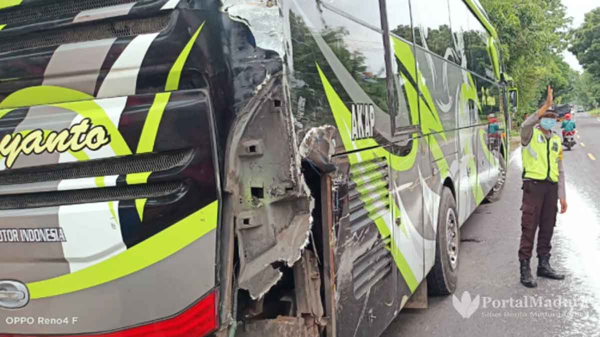 Parkir di Pinggir Jalan, Bus AKAP Dihantam Truk Bermuatan Garam