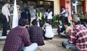 Penanganan-Tambak-Udang-Ilegal-Dinilai-Tak-Becus,-FKMS-Luruk-Kantor-Bupati-Sumenep