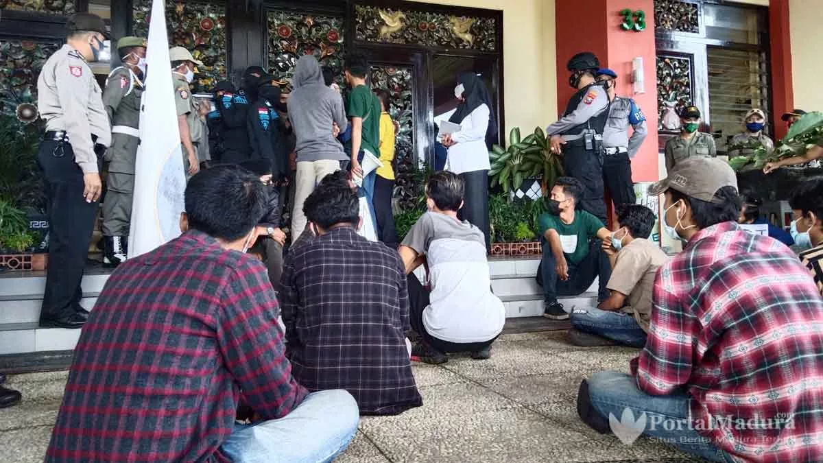 Penanganan Tambak Udang Ilegal Dinilai Tak Becus, FKMS “Luruk” Kantor Bupati Sumenep