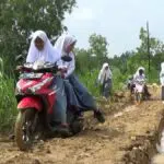 Perjuangan Siswa SMA di Sampang Lewati Jalan Berlumpur