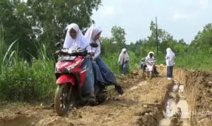 Perjuangan-Siswa-SMA-di-Sampang-Lewati-Jalan-Berlumpur