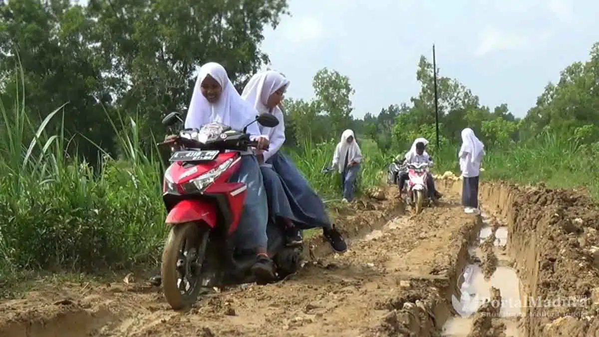Perjuangan-Siswa-SMA-di-Sampang-Lewati-Jalan-Berlumpur