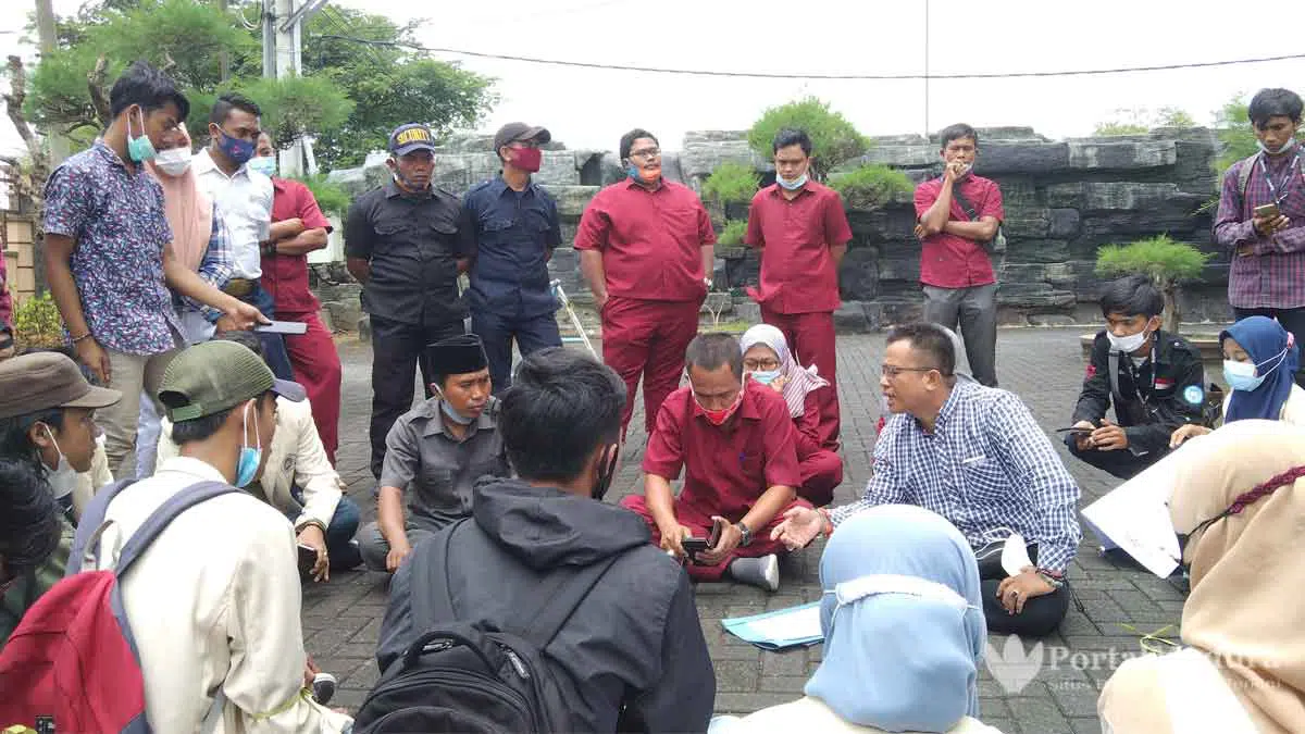Pintu Utama Disegel, Pimpinan STKIP PGRI Sumenep Akhirnya Penuhi Tuntutan Mahasiswa