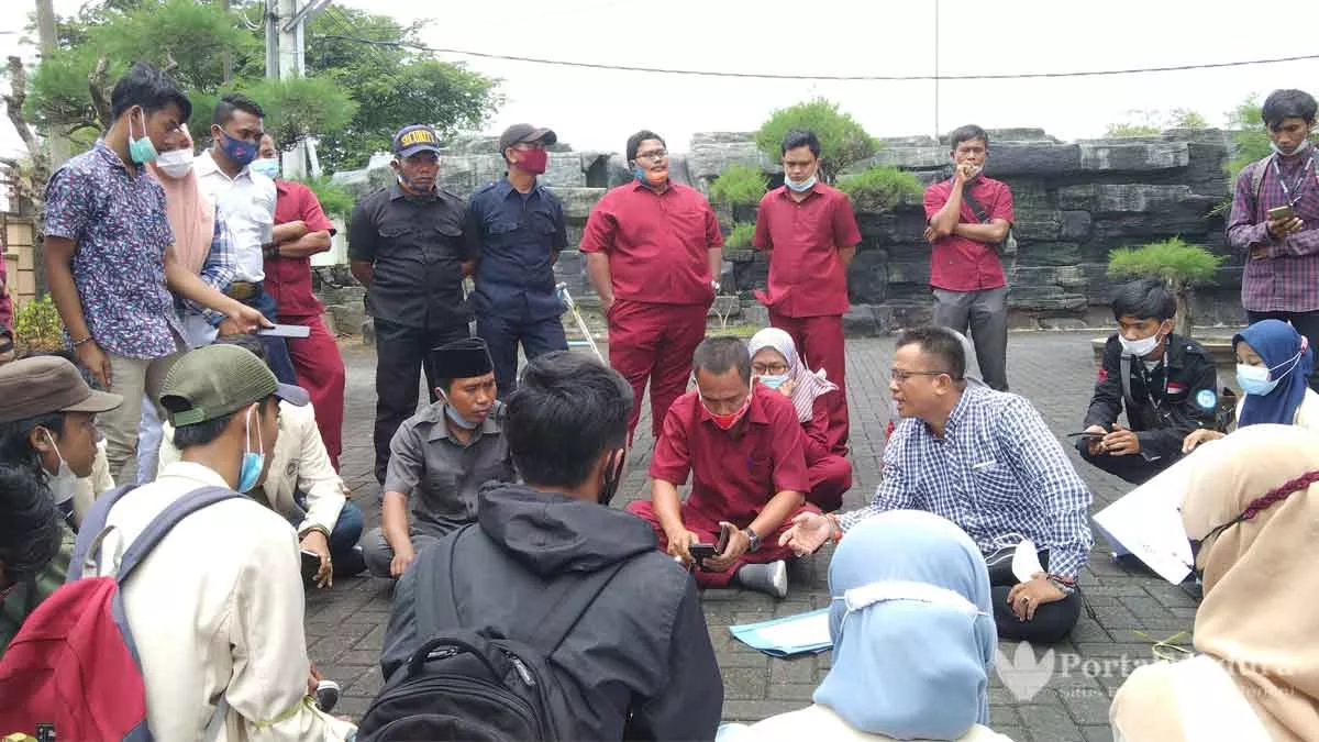 Pintu Utama Disegel, Pimpinan STKIP PGRI Sumenep Akhirnya Penuhi Tuntutan Mahasiswa
