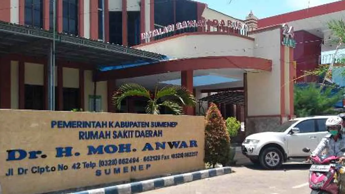 Pria Berlumuran Darah Jalani Perawatan Medis di Ruang Operasi RS Sumenep