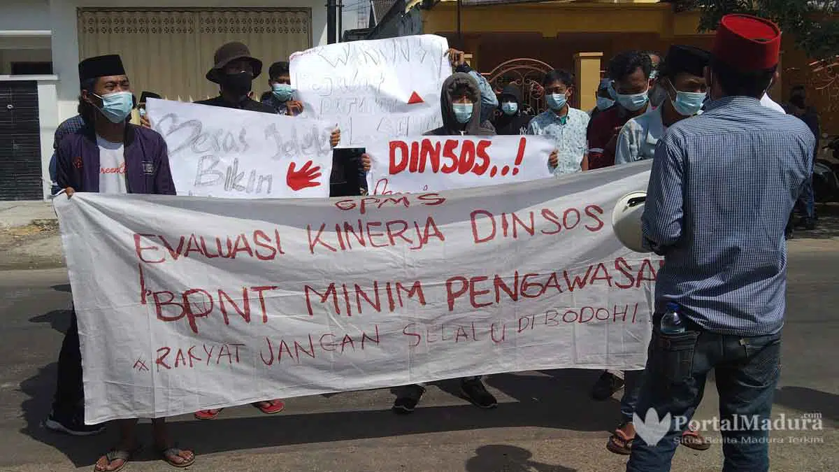 Rakyat-Menjerit,-Aksi-Mahasiswa-Tuding-Dinsos-Sumenep-Tutup-Telinga
