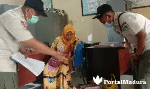 Satpol PP Pamekasan Sita Dagangan PKL