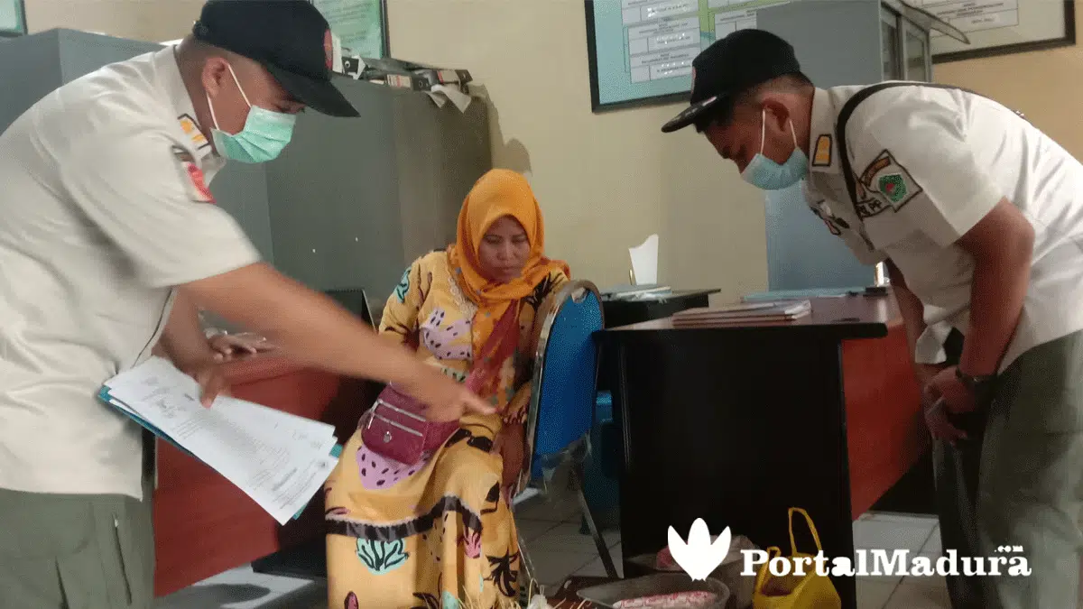 Satpol PP Pamekasan Sita Dagangan PKL