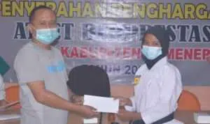 KONI Sumenep Serahkan Bonus bagi Atlet Berprestasi