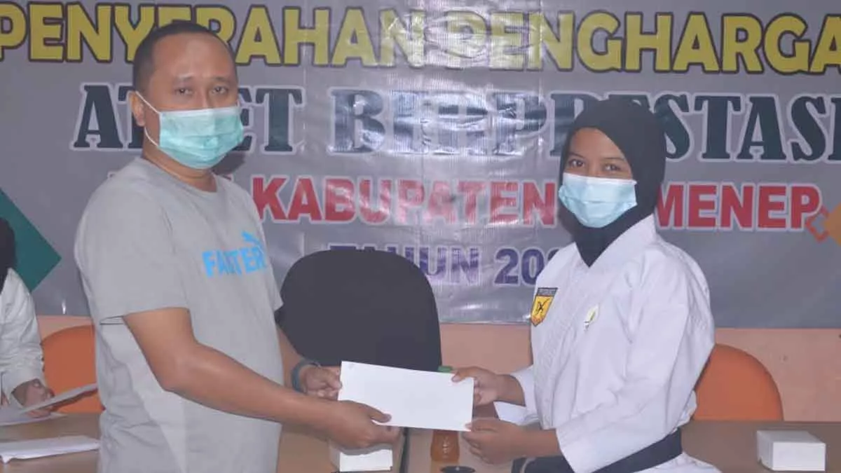 KONI Sumenep Serahkan Bonus bagi Atlet Berprestasi