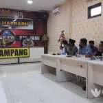 Datangi Polres, Warga Sampang Desak Polisi Kembangkan Kasus OTT Oknum LSM