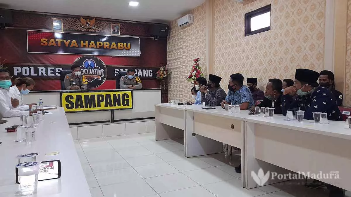 Datangi Polres, Warga Sampang Desak Polisi Kembangkan Kasus OTT Oknum LSM