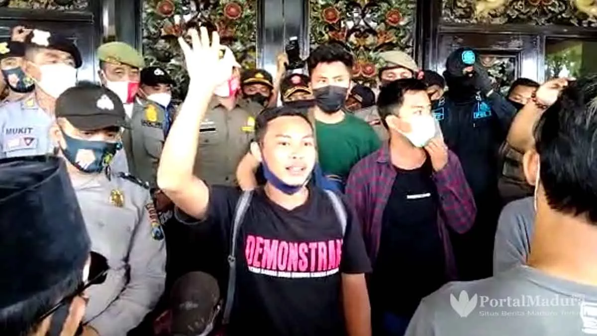 Sempat Bubar, Mahasiswa Kembali “Luruk” Kantor Bupati Sumenep