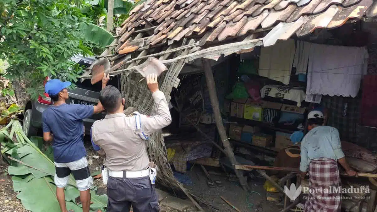 Suzuki Karimun Seruduk Rumah Ibu Supatmi