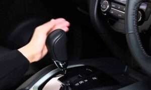 Rawat Transmisi Mobil Manual dengan 4 Cara Ini