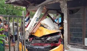 Ugal-Ugalan, Mobil Honda HRV Seruduk Rumah Warga Sampang