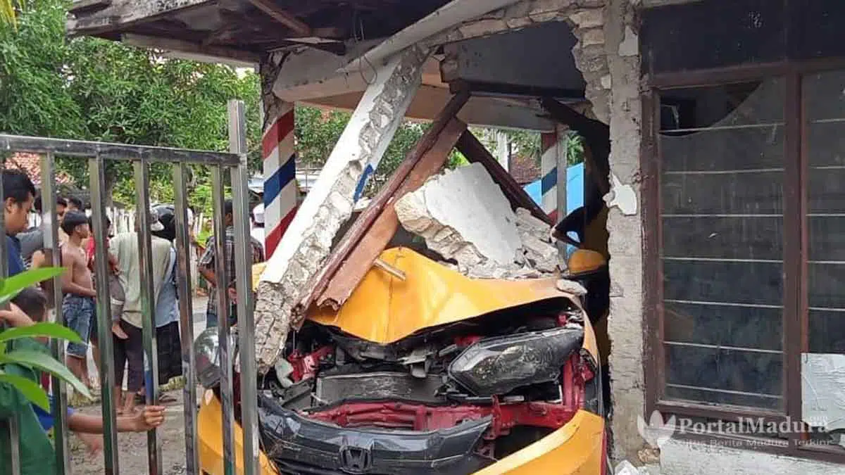 Ugal-Ugalan, Mobil Honda HRV Seruduk Rumah Warga Sampang