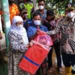Wabup Sumenep Eva Kunjungi Korban Banjir dan Salurkan Bantuan
