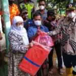 Wabup Sumenep Eva Kunjungi Korban Banjir dan Salurkan Bantuan