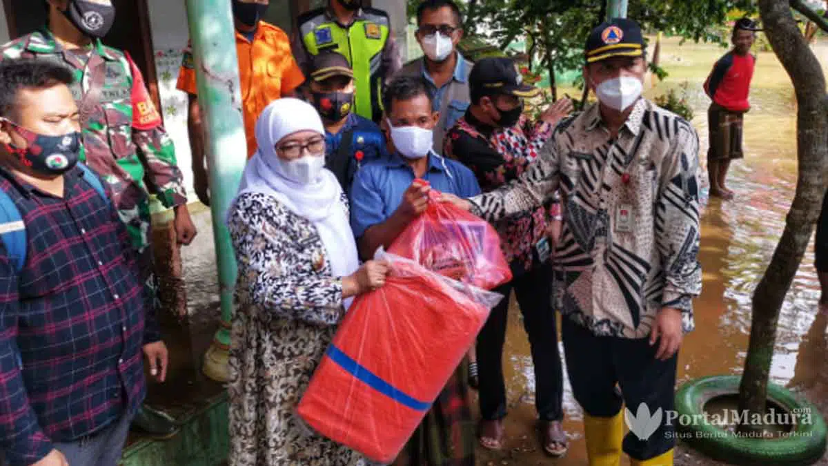 Wabup Sumenep Eva Kunjungi Korban Banjir dan Salurkan Bantuan