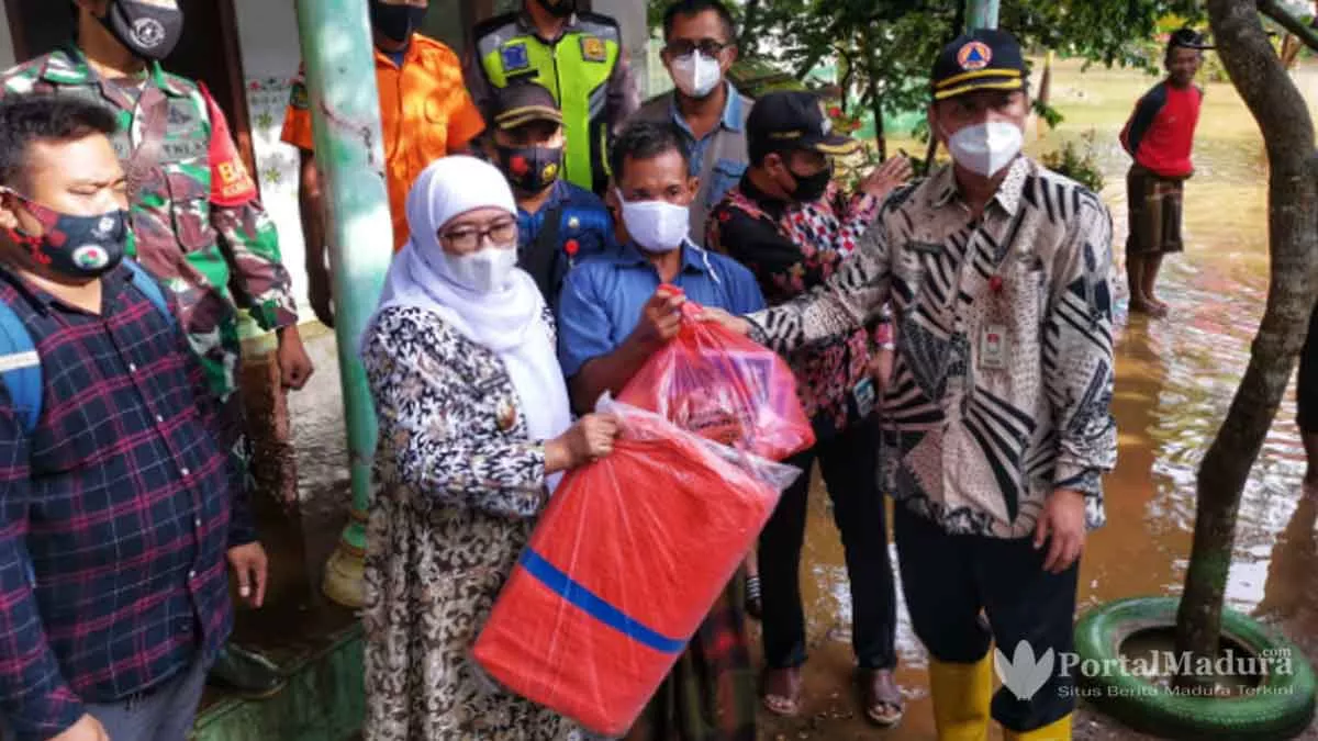 Wabup Sumenep Eva Kunjungi Korban Banjir dan Salurkan Bantuan