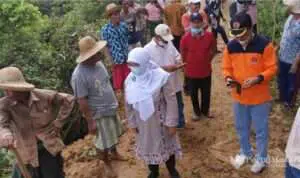Wabup Sumenep Eva Tinjau Lokasi Longsor Desa Payudan