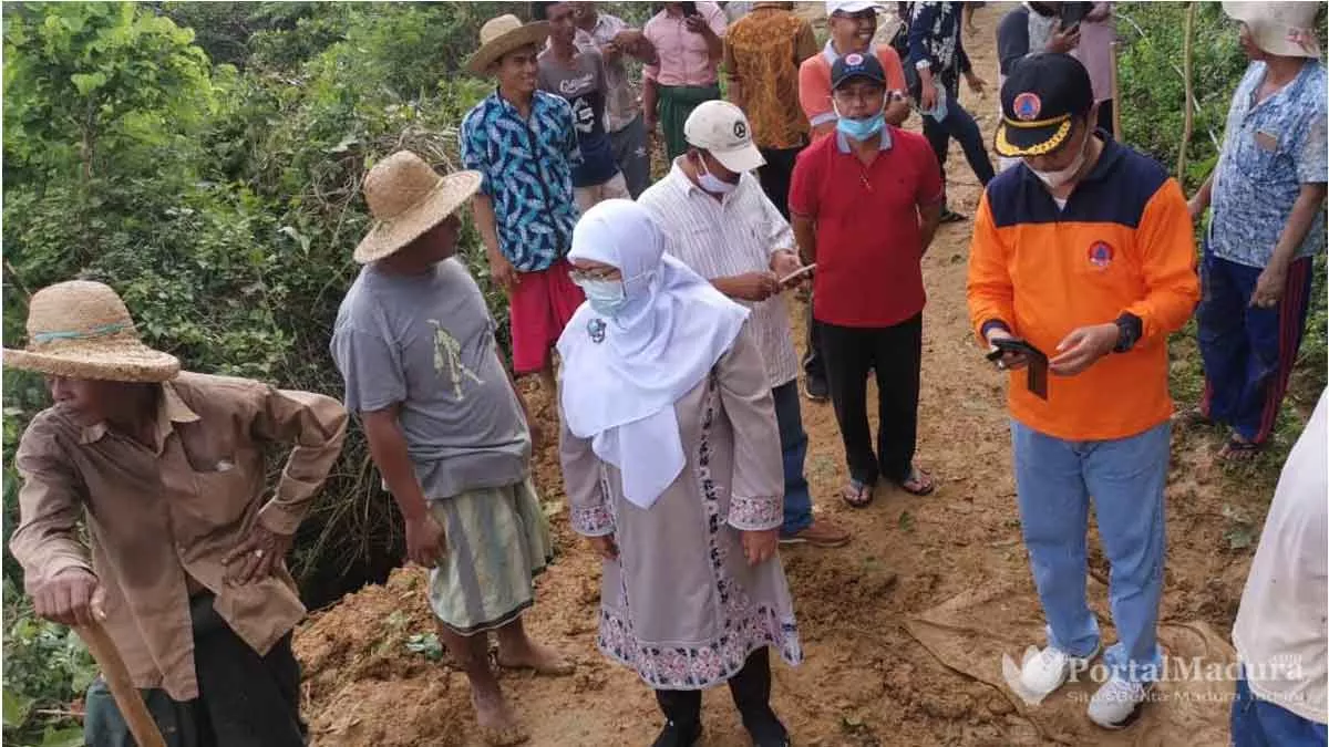 Wabup Sumenep Eva Tinjau Lokasi Longsor Desa Payudan