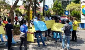 Depan Mapolres, Wartawan Bangkalan Aksi Solidaritas Terhadap Jurnalis Tempo Nurhadi