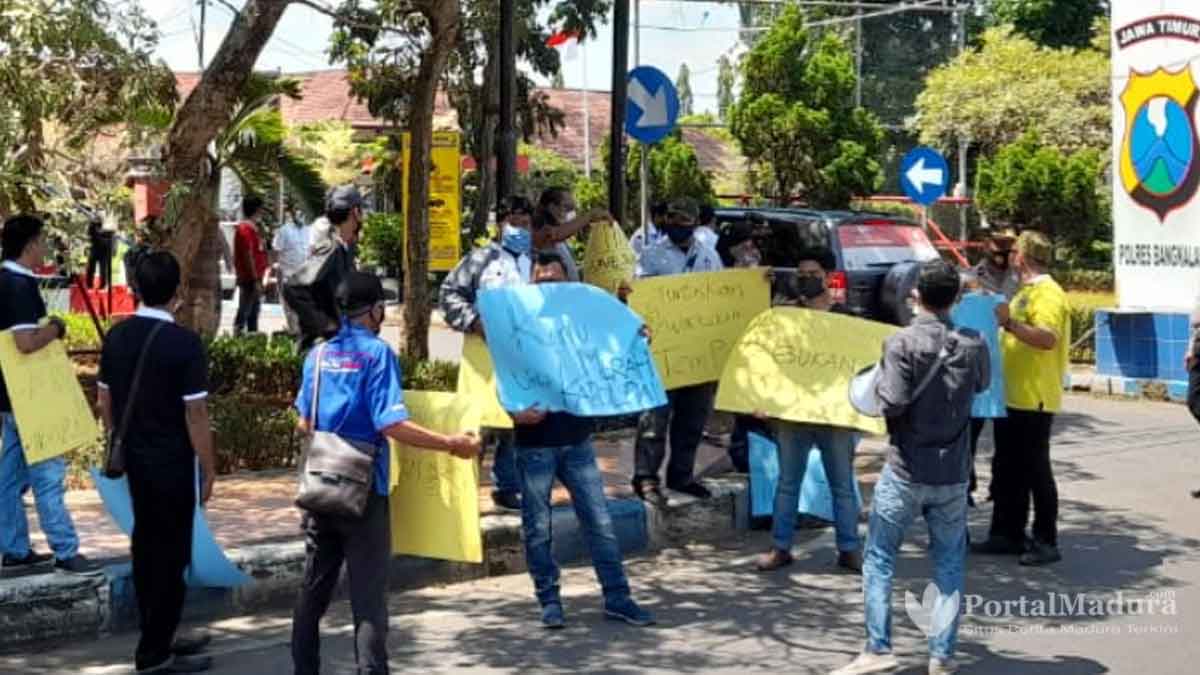 Depan Mapolres, Wartawan Bangkalan Aksi Solidaritas Terhadap Jurnalis Tempo Nurhadi