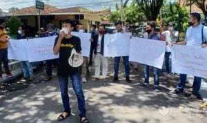 Aksi Solidaritas Nurhadi, Wartawan Sumenep "Luruk" Mapolres