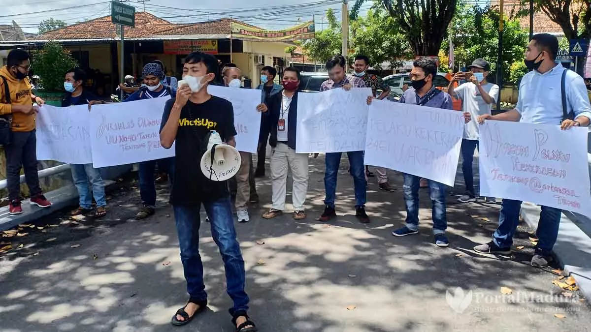 Aksi Solidaritas Nurhadi, Wartawan Sumenep “Luruk” Mapolres