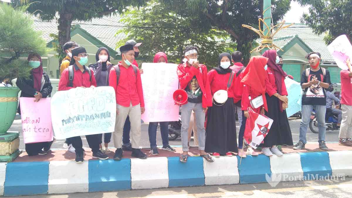 Demo di Gedung Dewan, Aktivis GMNI Sumenep Tolak Tambang Fosfat