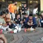 Bupati Sumenep Duduk Bersila Temui Aksi Demo “Raport Merah” OPD