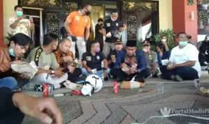 Bupati Sumenep Duduk Bersila Temui Aksi Demo "Raport Merah" OPD