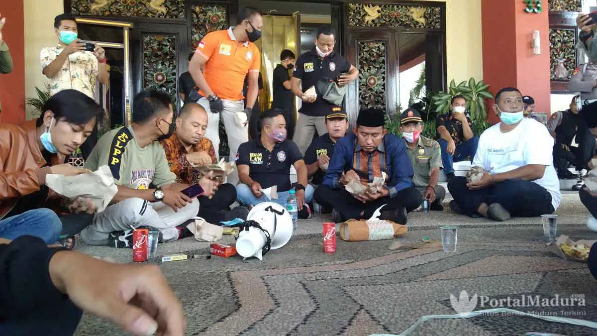 Bupati Sumenep Duduk Bersila Temui Aksi Demo "Raport Merah" OPD