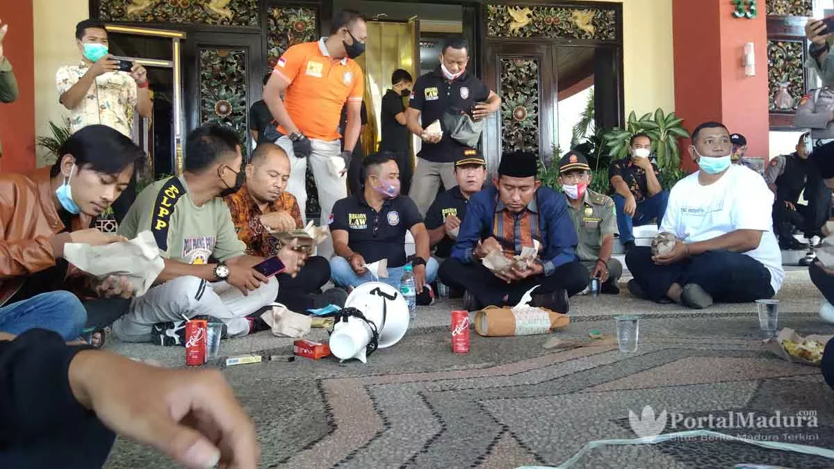 Bupati Sumenep Duduk Bersila Temui Aksi Demo “Raport Merah” OPD
