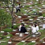 Patut Diamalkan, Ini 9 Adab Ziarah Kubur dalam Islam