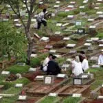 Patut Diamalkan, Ini 9 Adab Ziarah Kubur dalam Islam